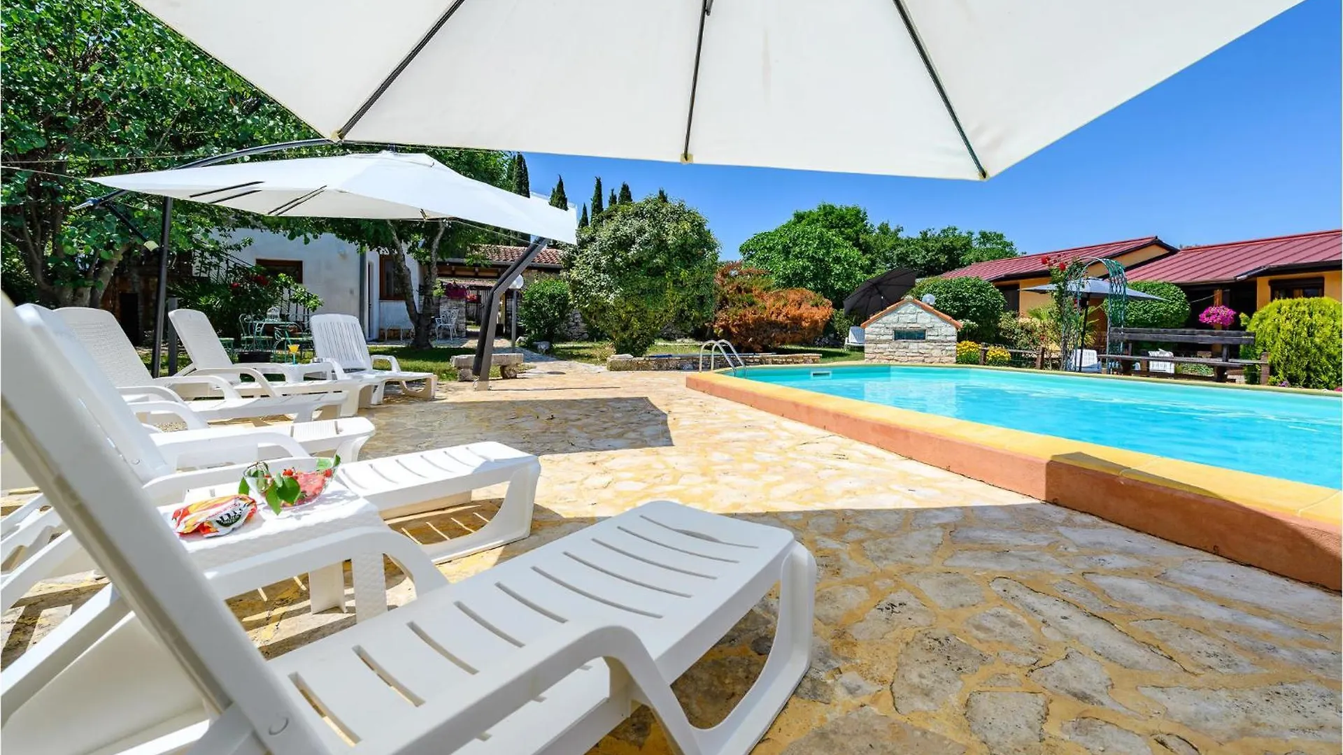 2 Bedroom Lovely Apartment In Rovinjsko Selo